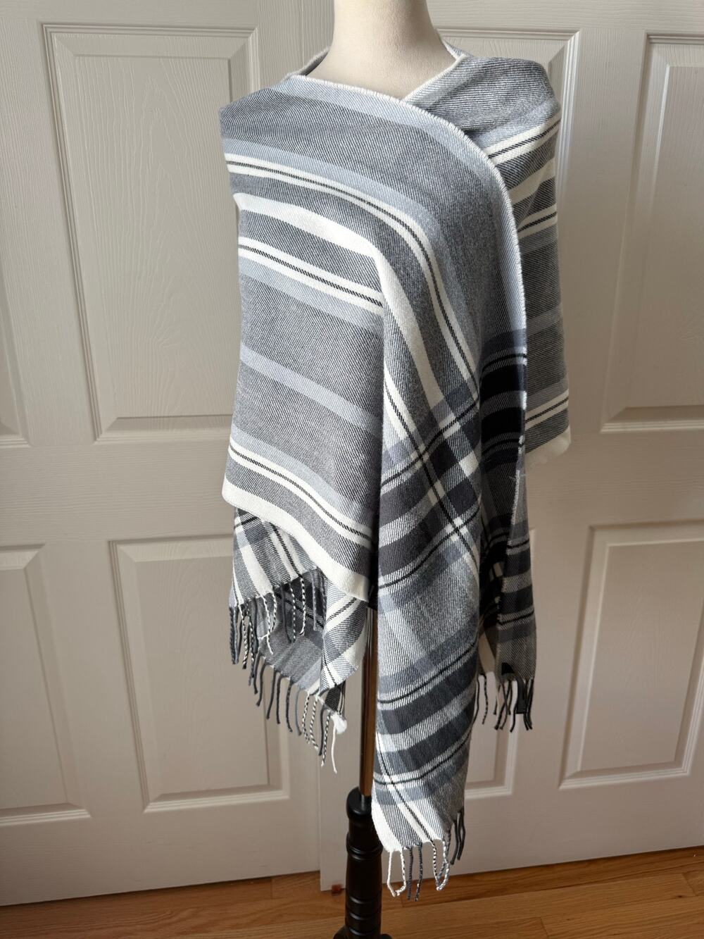 Express Gray Black White Plaid Scarf Lightweight 80x18 Minimalist Coastal